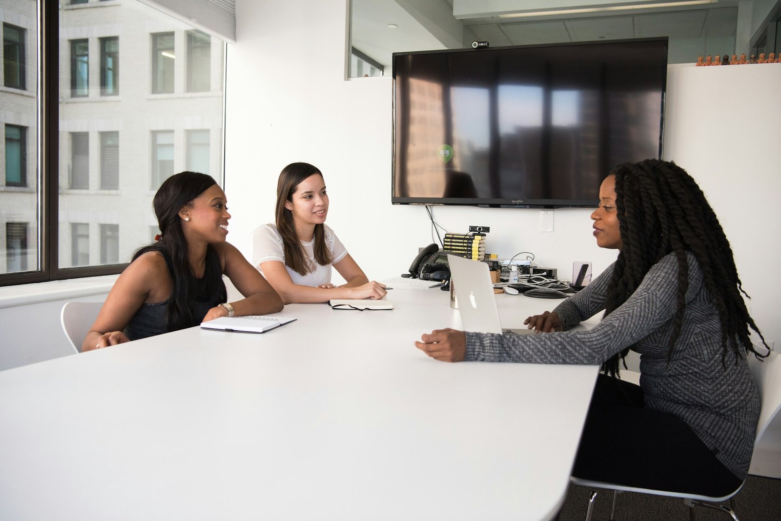 Profissionais negras durante uma entrevista de recrutamento