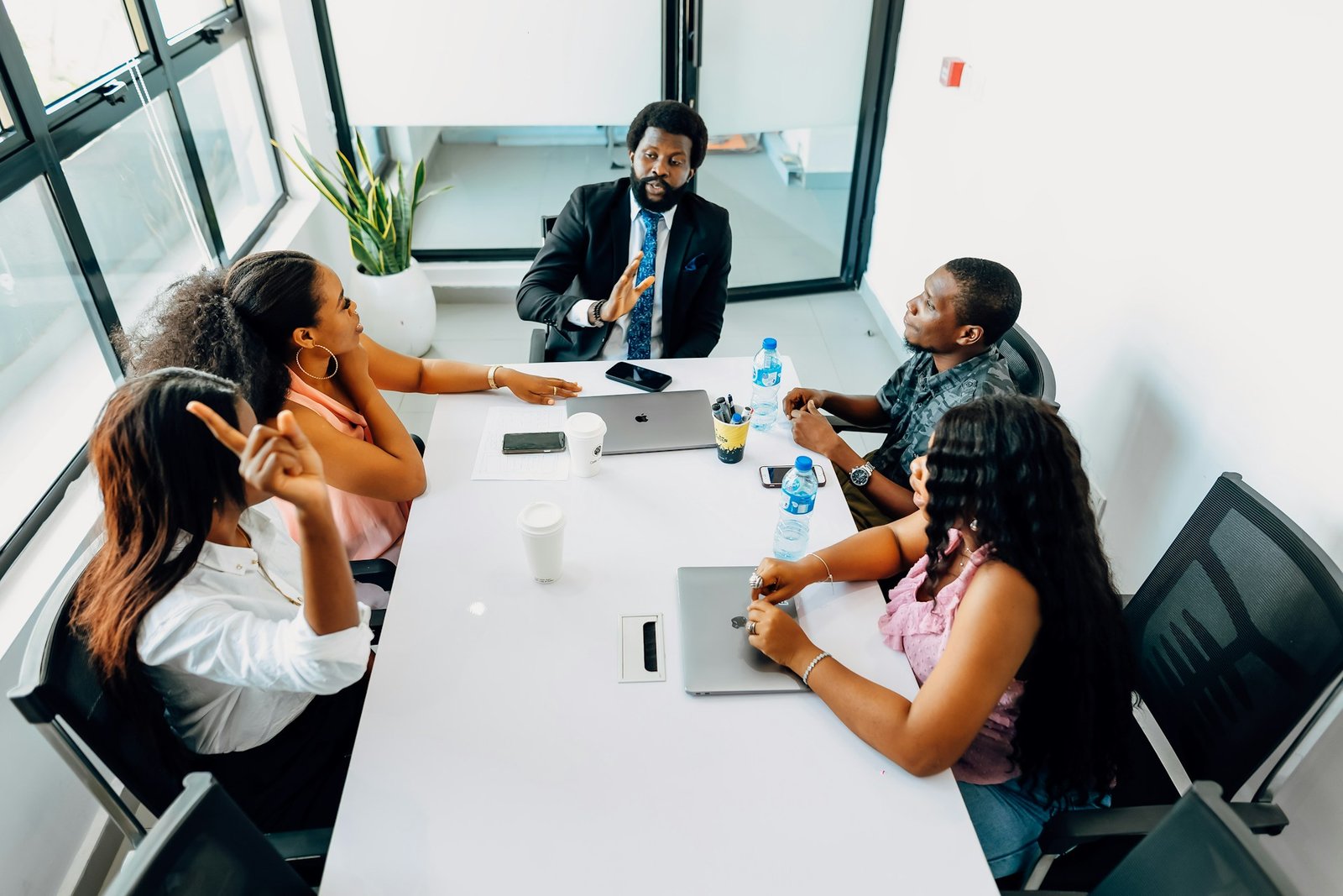 Profissionais africanos numa reunião de trabalho