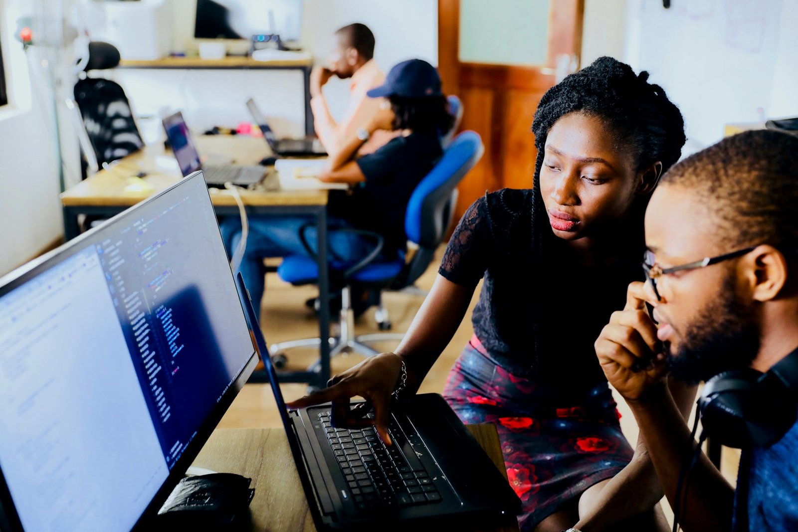 Adultos africanos numa sessão prática de formação