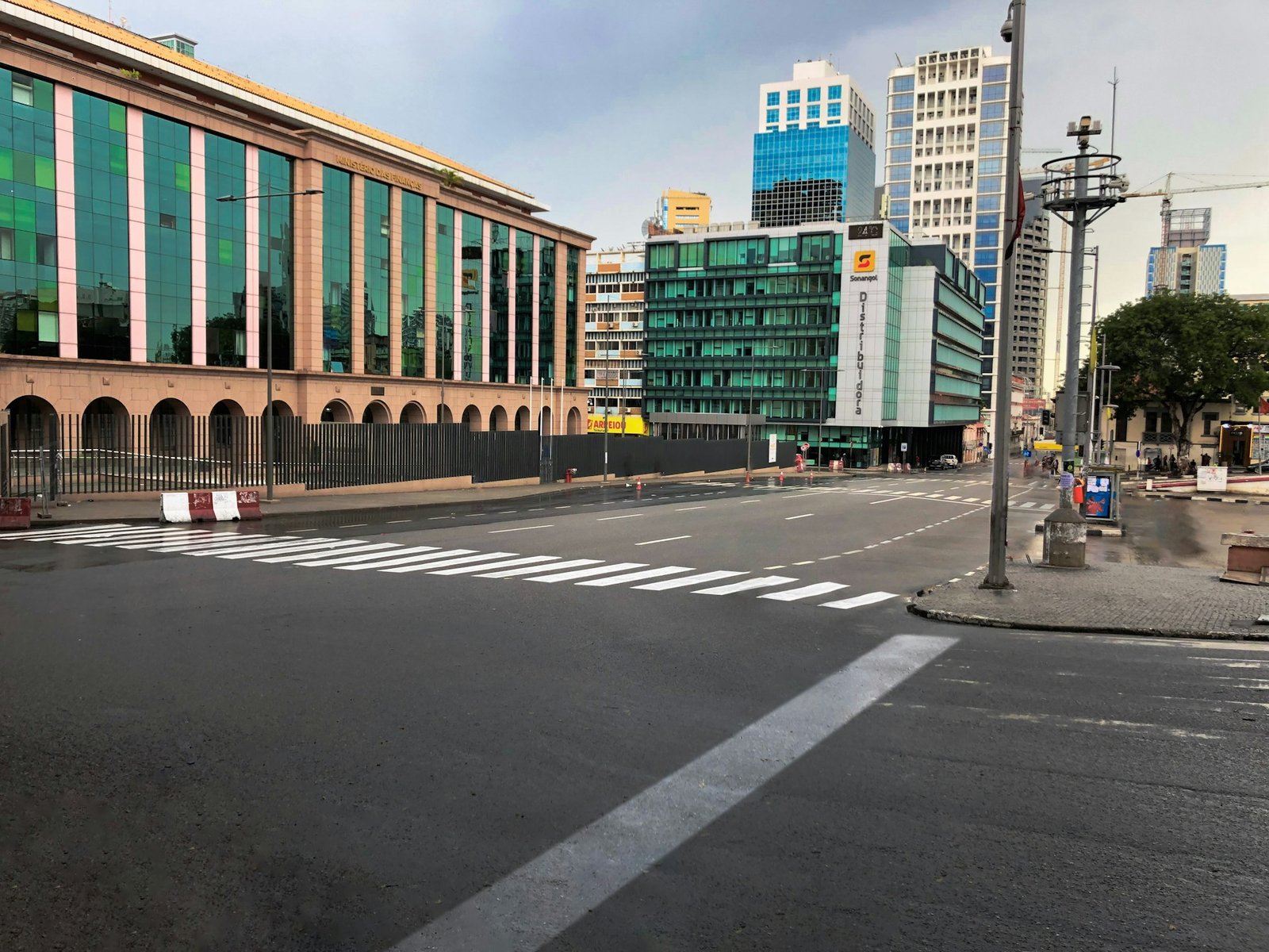 Rua e edifícios contemporâneos em Luanda, Angola