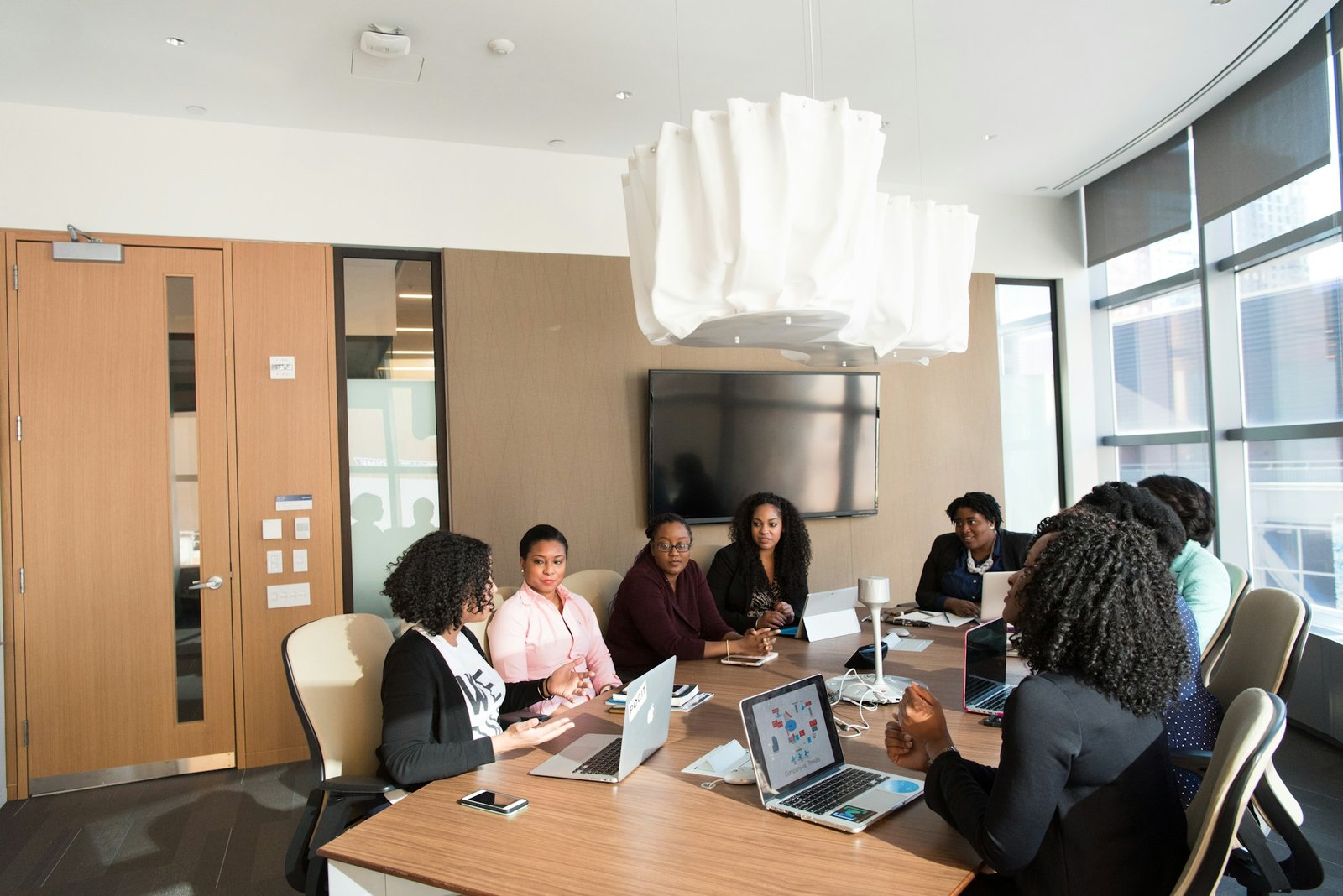 Profissionais negras numa reunião de comunicação e trabalho
