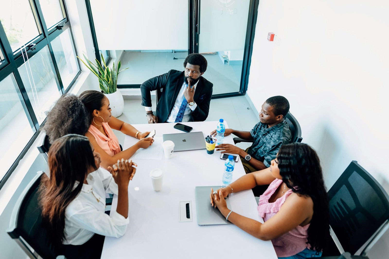Equipa africana a analisar soluções numa reunião corporativa